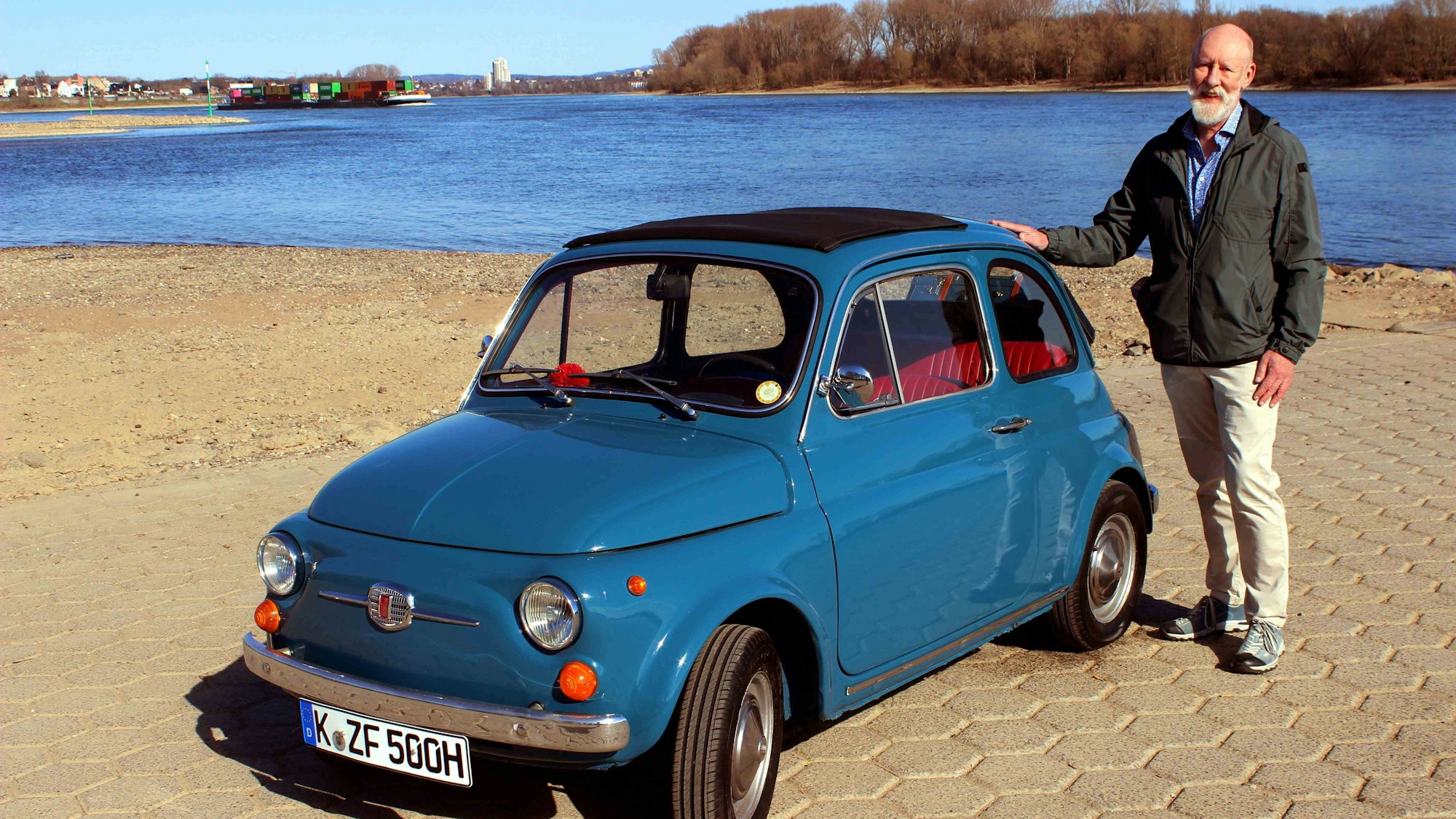Gerd Vondenhoff neben seinem Fiat 500