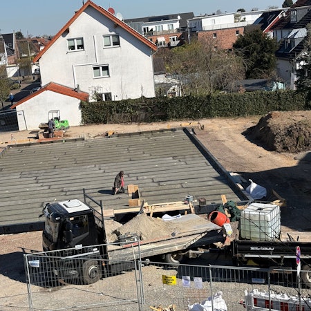 Auf einem Grundstück wird gearbeitet. Blick auf die Bodenplatte.