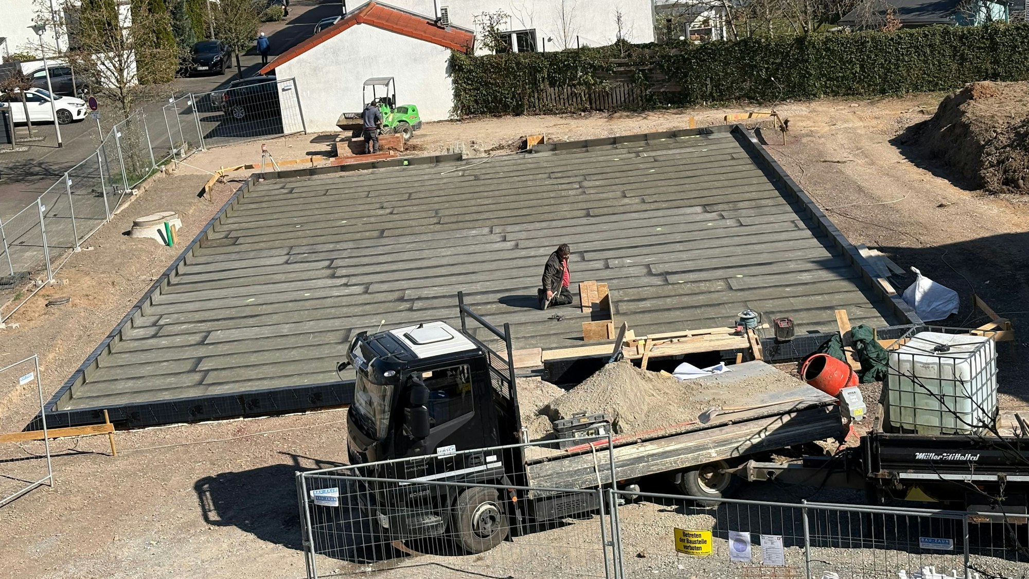 Auf einem Grundstück wird gearbeitet. Blick auf die Bodenplatte.