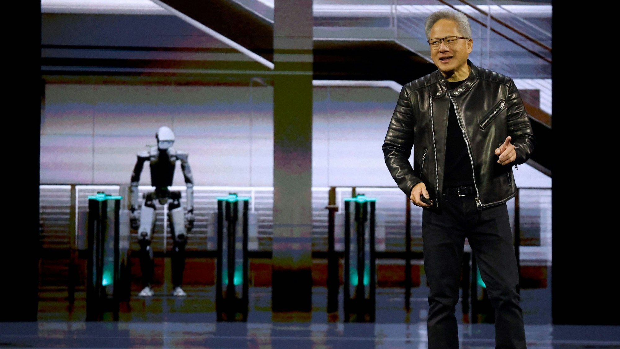 Jensen Huang, Chef des Chipkonzerns Nvidia, spricht bei der Entwicklerkonferenz GTC.)