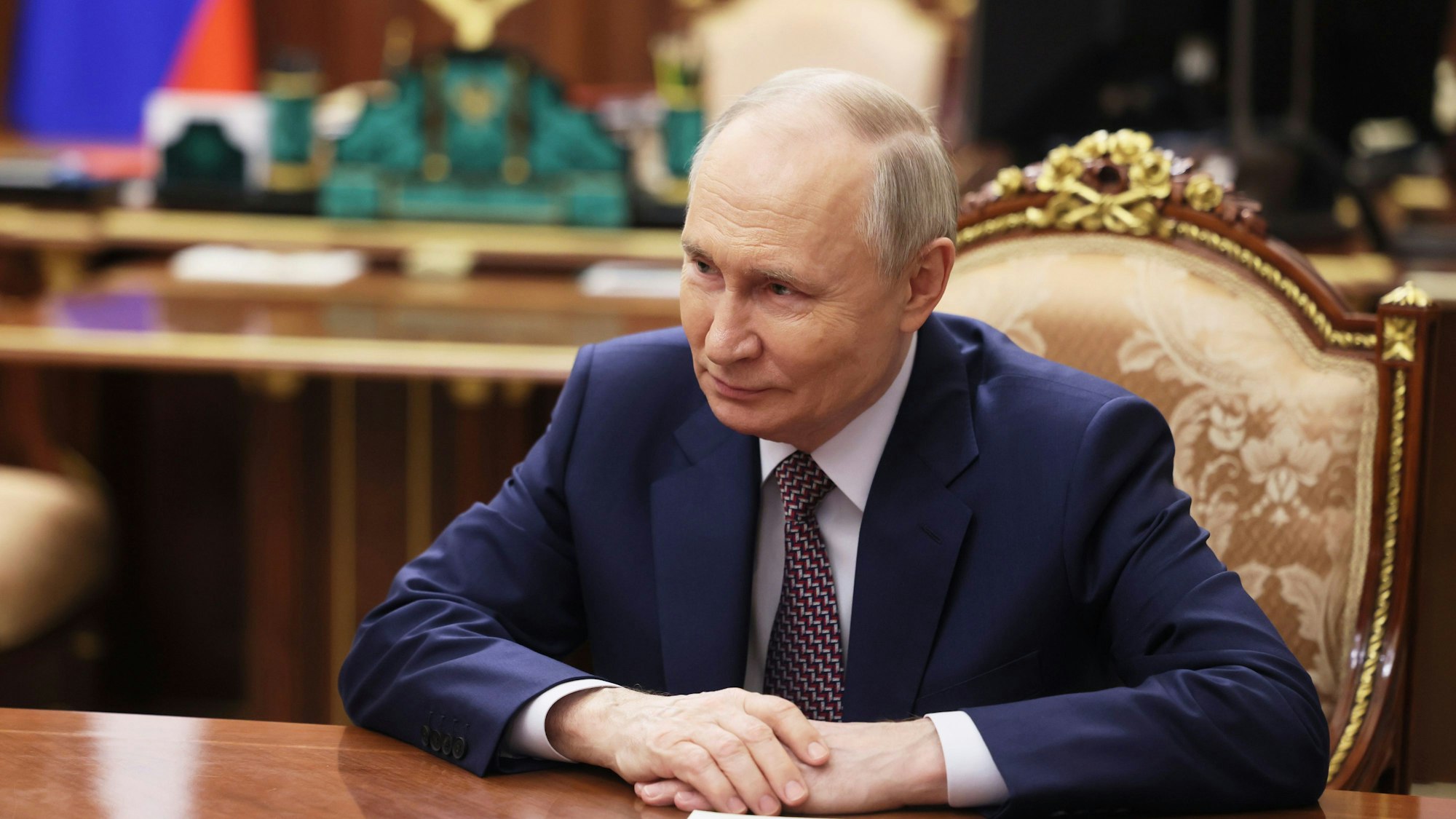 18.03.2025, Russland, Moskau: Der russische Präsident Wladimir Putin spricht mit I. Gekht, der neu ernannten Gouverneurin des Autonomen Bezirks der Nenzen, während ihres Treffens im Kreml. Foto: Mikhail Metzel/Pool Sputnik Kremlin/AP/dpa +++ dpa-Bildfunk +++