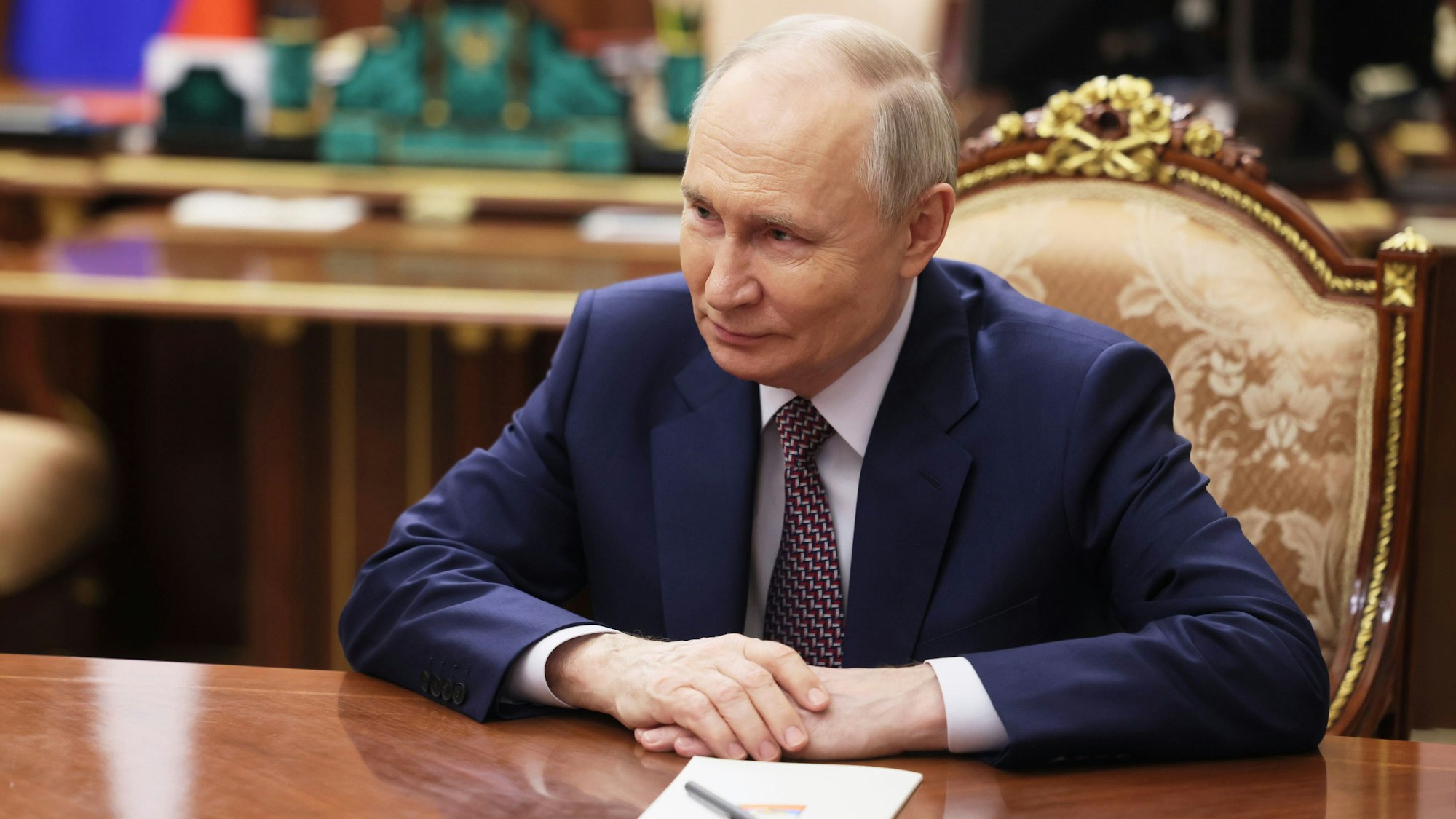 18.03.2025, Russland, Moskau: Der russische Präsident Wladimir Putin spricht mit I. Gekht, der neu ernannten Gouverneurin des Autonomen Bezirks der Nenzen, während ihres Treffens im Kreml.