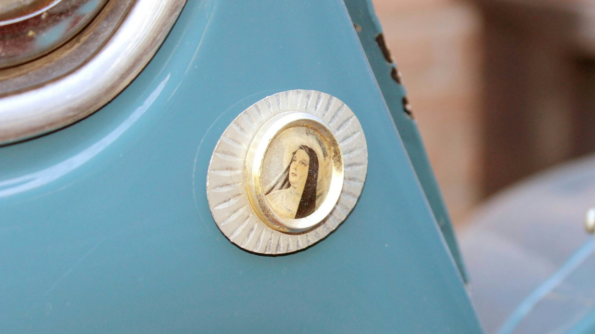 magnetische Muttergottes auf dem Fiat 500