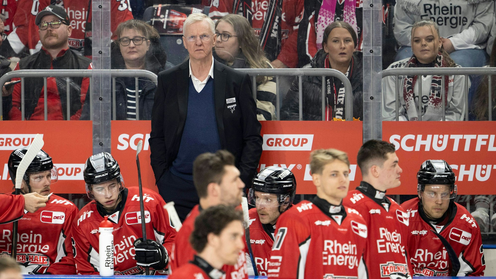 Trainer der Kölner Haie, Kari Jalonen, beobachtet das Spielgeschehen
