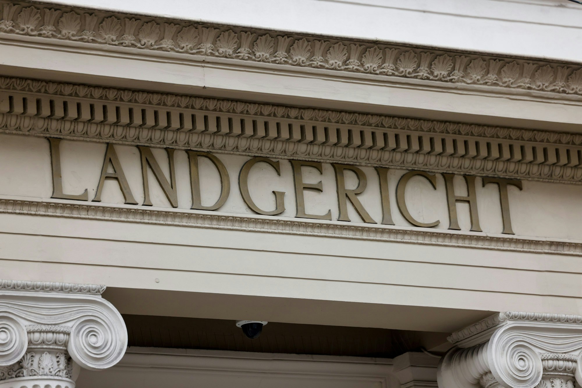 Der Schriftzug Landgericht am Portal des Bonner Gerichtsgebäudes.