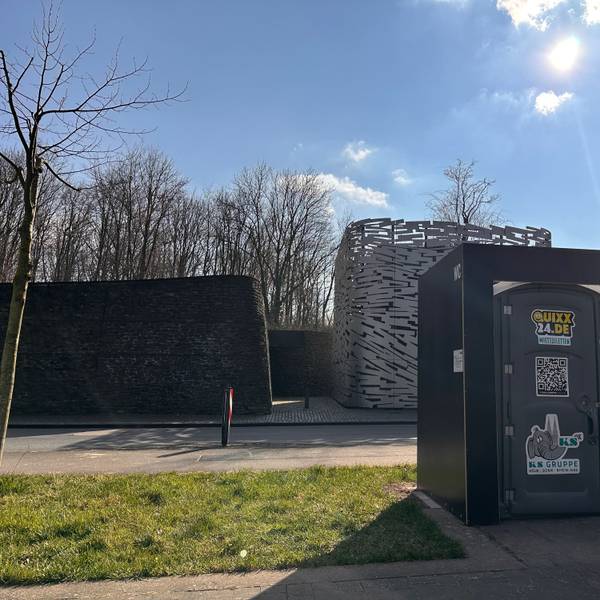 Vor einem Hochwasserpumpwerk in Rodenkirchen steht ein mobiles Toilettenhäuschen.