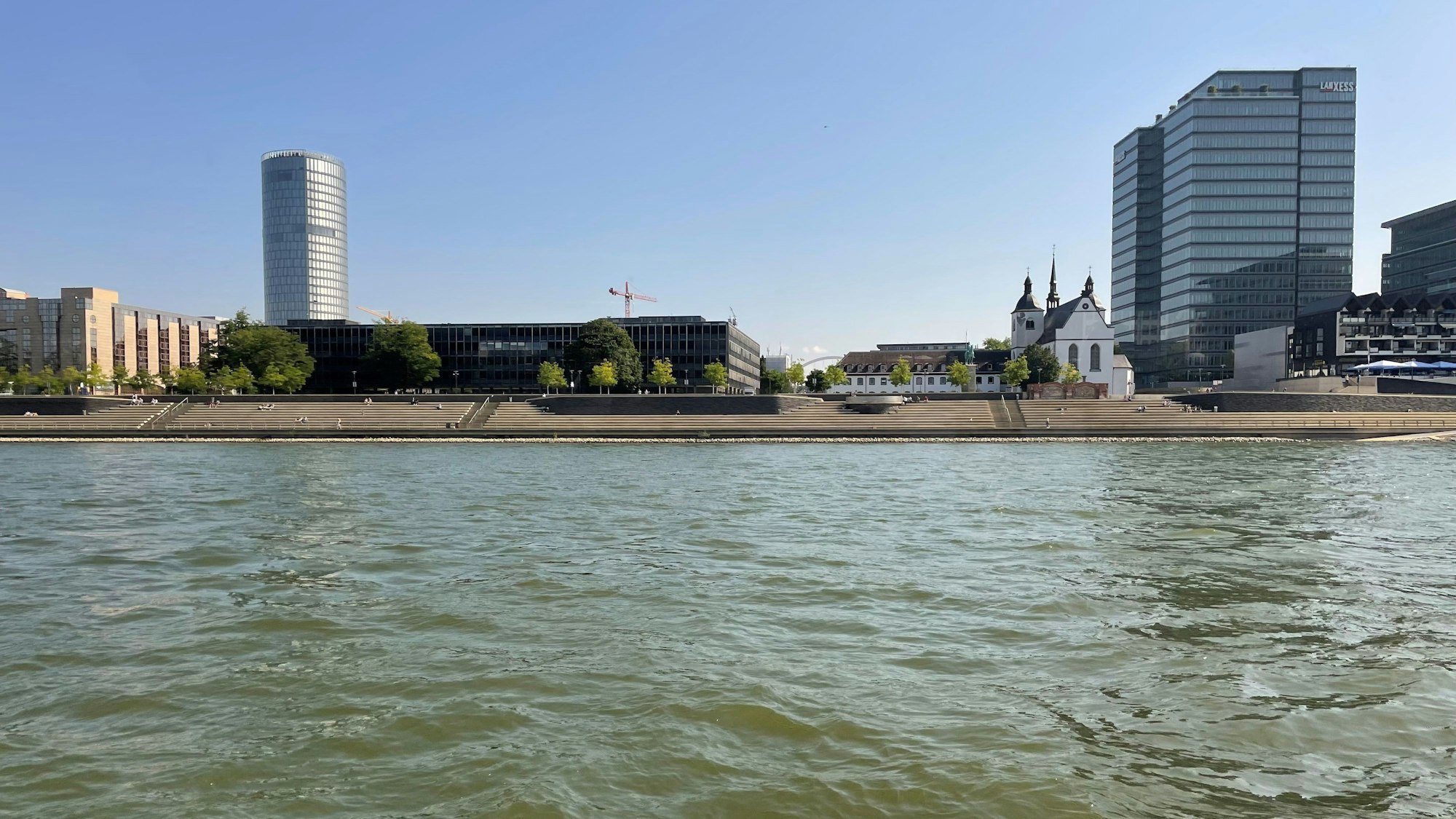 Bei einer Schifffahrt auf dem Rhein sieht man die Städte (hier Köln) aus einer neuer Perspektive.
