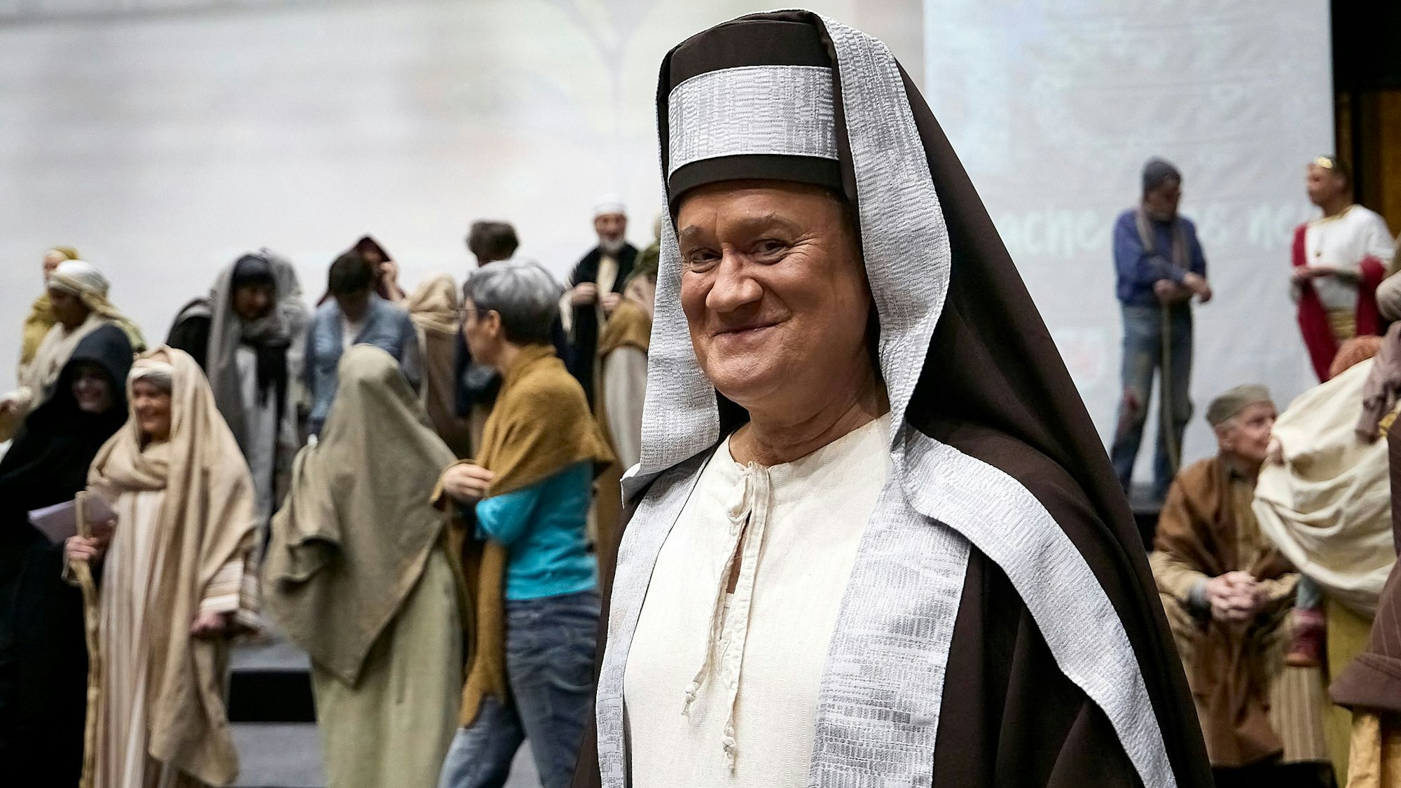 Ex-Bürgermeister Grommes hat das weiß-braune Kostüm eines Hohepriesters angelegt.