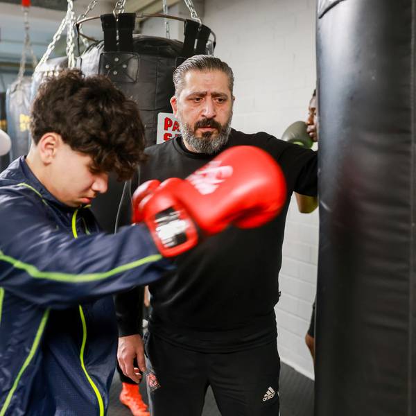 Nihat Topkaya mit einem seiner Schüler am Boxsack