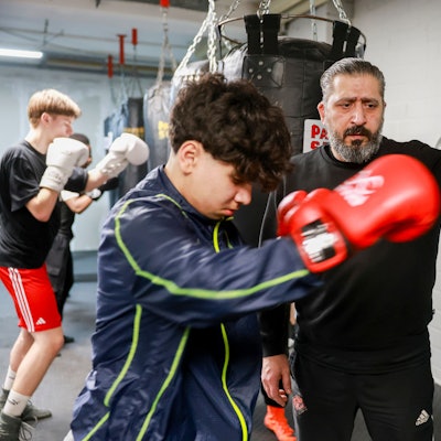 Nihat Topkaya mit einem seiner Schüler am Boxsack