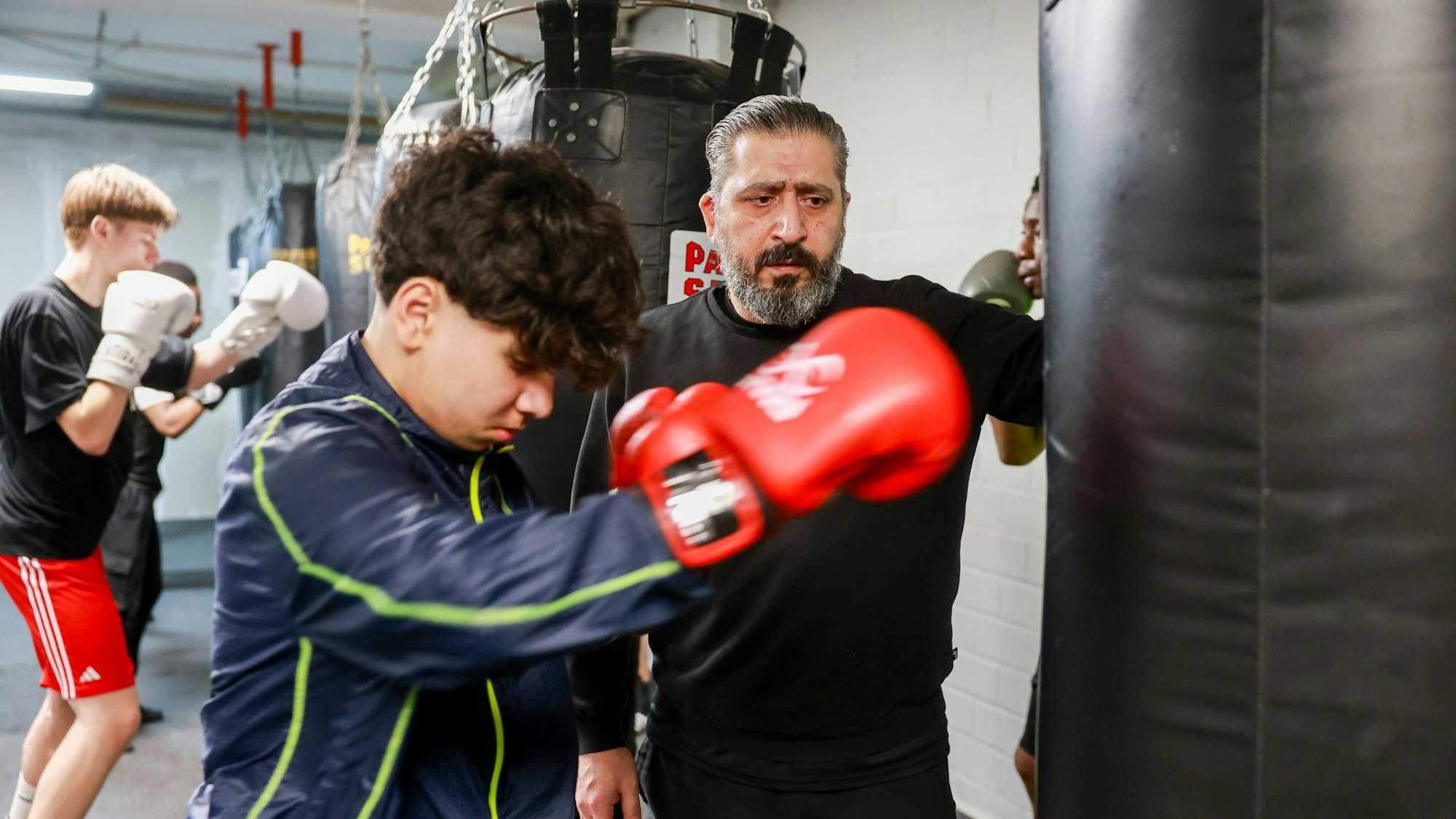 Nihat Topkaya mit einem seiner Schüler am Boxsack