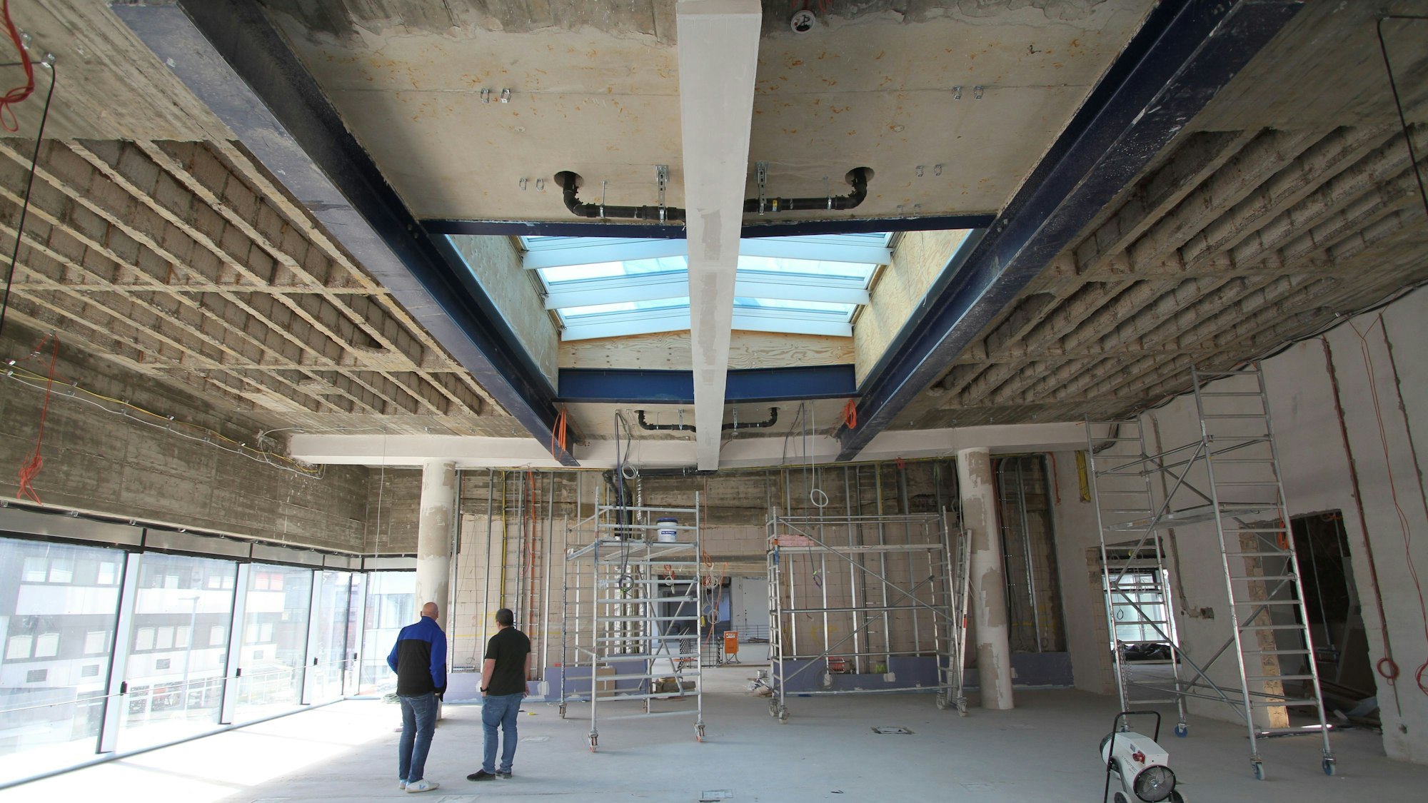 Zwei Männer in der Baustelle für einen Saal.