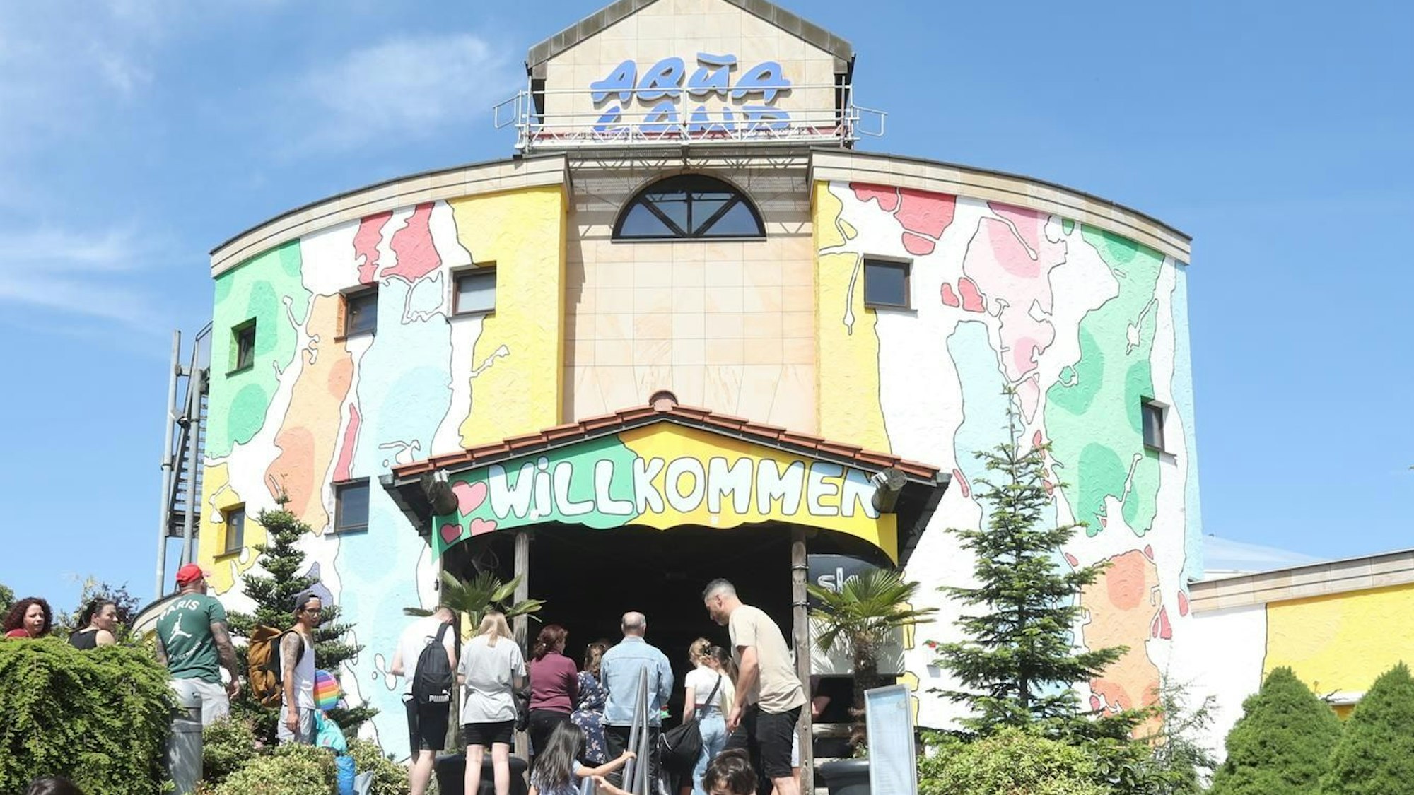 Schlange stehen für eine Abkühlung im Aqualand in Chorweiler (Archivbild)