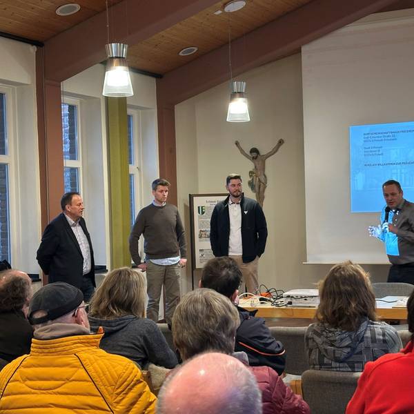 Das Foto zeigt eine Versammlung zum Alten Glashaus in Friesheim.