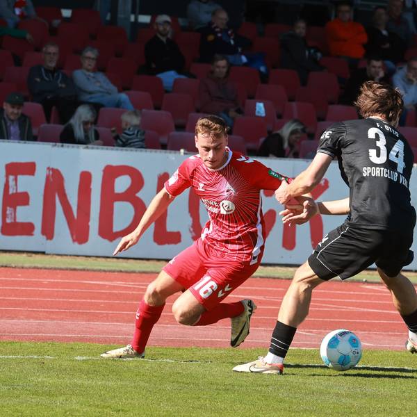 Kölns Marvin Obuz (l.) im Duell mit Verls Fynn Otto.