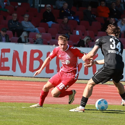 Kölns Marvin Obuz (l.) im Duell mit Verls Fynn Otto.