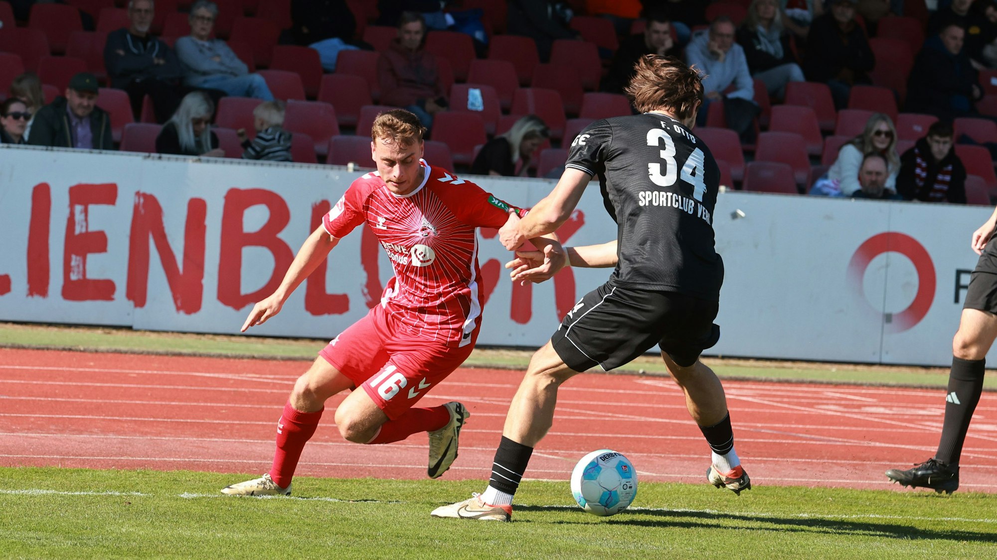 Kölns Marvin Obuz (l.) im Duell mit Verls Fynn Otto.