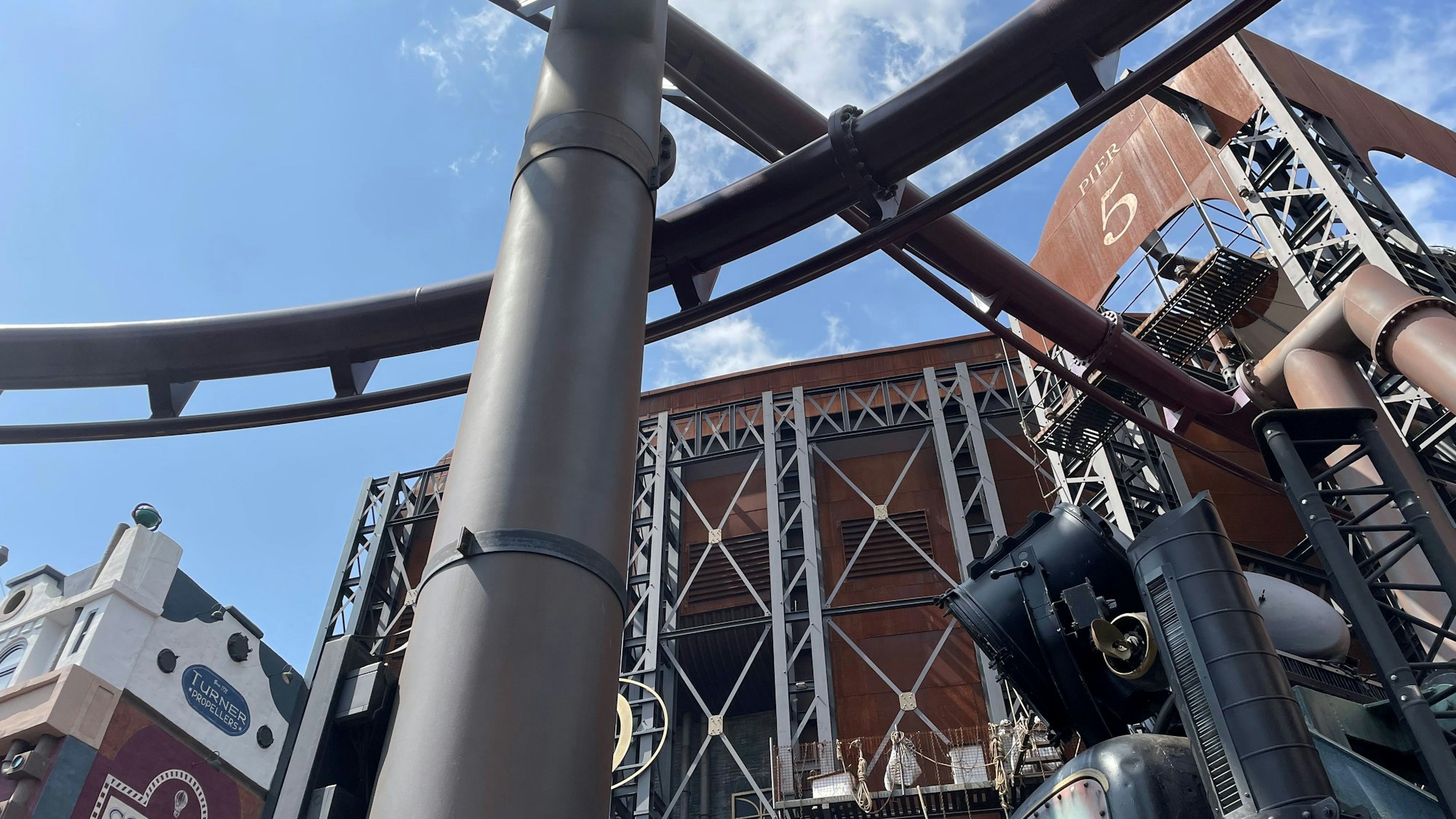 Ein Blick von unten auf den Flying Launch Coaster FLY. Damit saust man durch die Themenwelt Rookburgh im Phantasialand in Brühl.