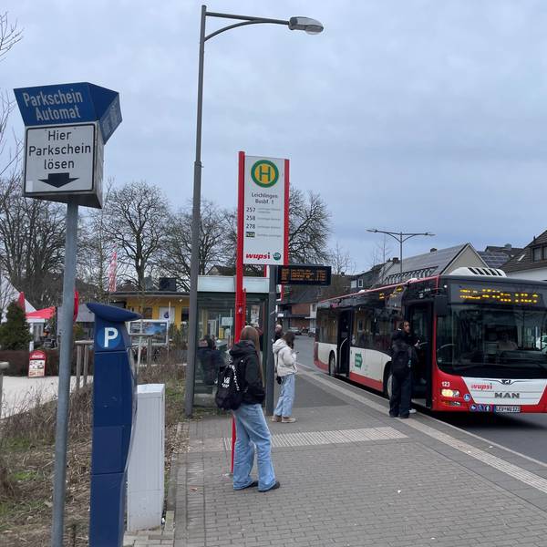 Der Busbahnhof in Am Busbahnhof in Leichlingen werden Warteplätze für die Schienenersatzverkehrsbusse geschaffen. (Archivbild).