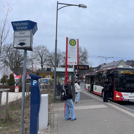 Der Busbahnhof in Am Busbahnhof in Leichlingen werden Warteplätze für die Schienenersatzverkehrsbusse geschaffen. (Archivbild).