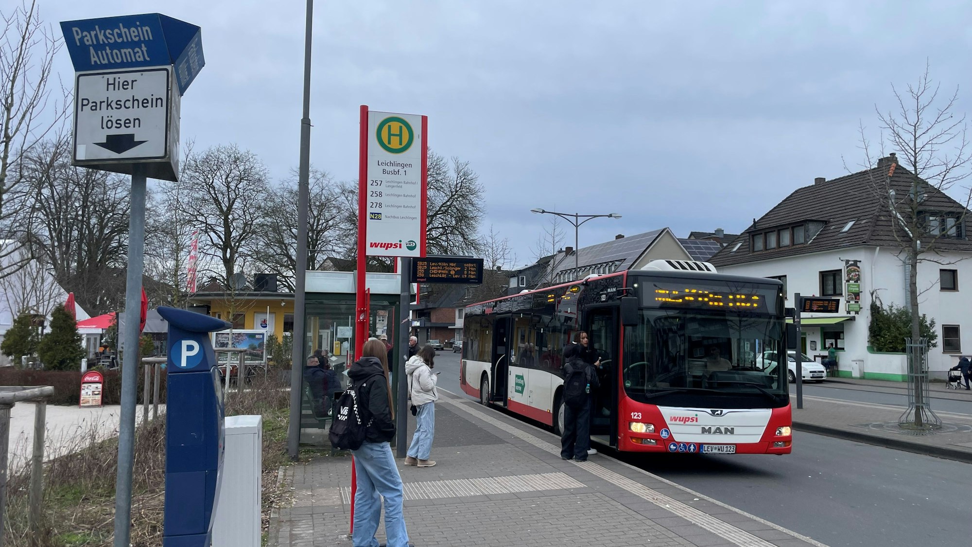 Der Busbahnhof in Am Busbahnhof in Leichlingen werden Warteplätze für die Schienenersatzverkehrsbusse geschaffen. (Archivbild).