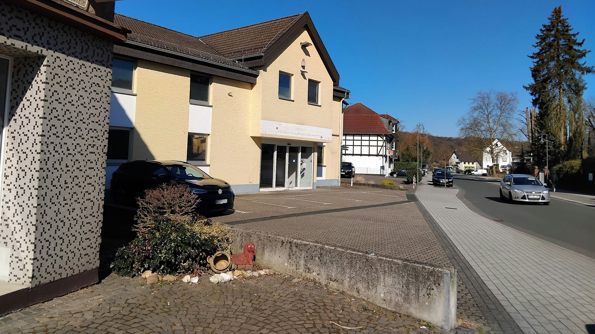 Ein leer stehendes Gebäude an einer Straße