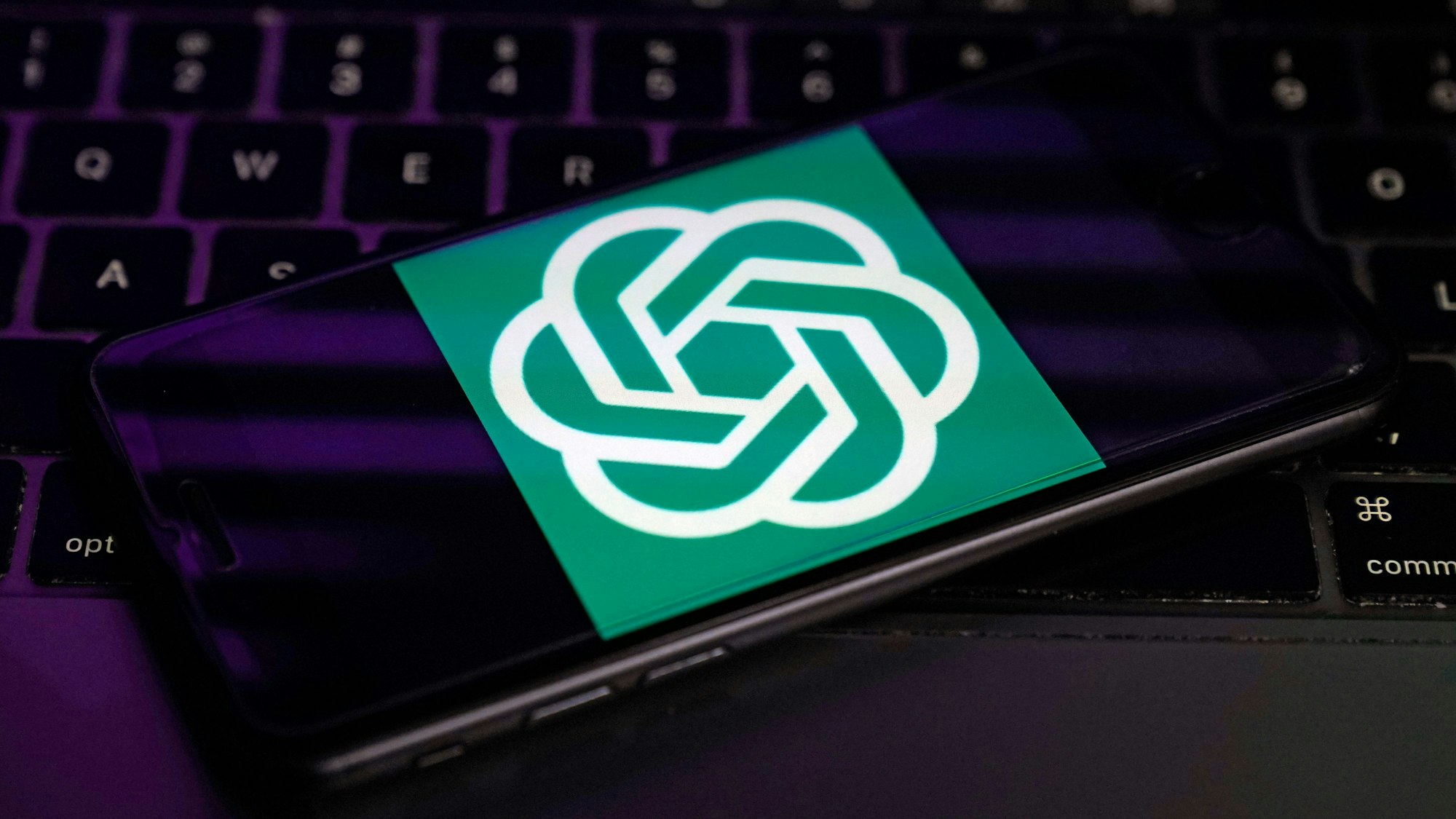 Das Logo von OpenAI, dem Hersteller von ChatGPT, wird auf dem Bildschirm eines Smartphones angezeigt.