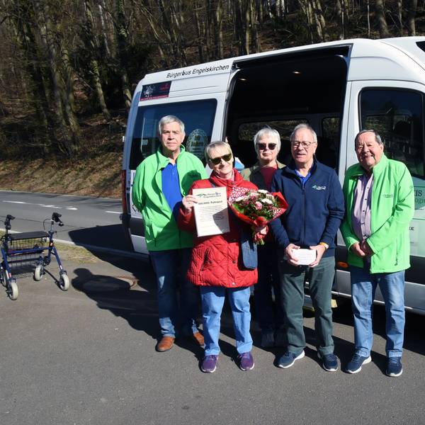Geschenke und Urkunde gab es für Christel Altinkamis als 100.000 Fahrgast des Bürgerbusses. Es gratulieren (v.l.): Jürgen Berghaus, Geschäftsführerin Annemarie Nusch-Schneider, Vorsitzender Theo Boxberg und Konstantin Gatzsch.