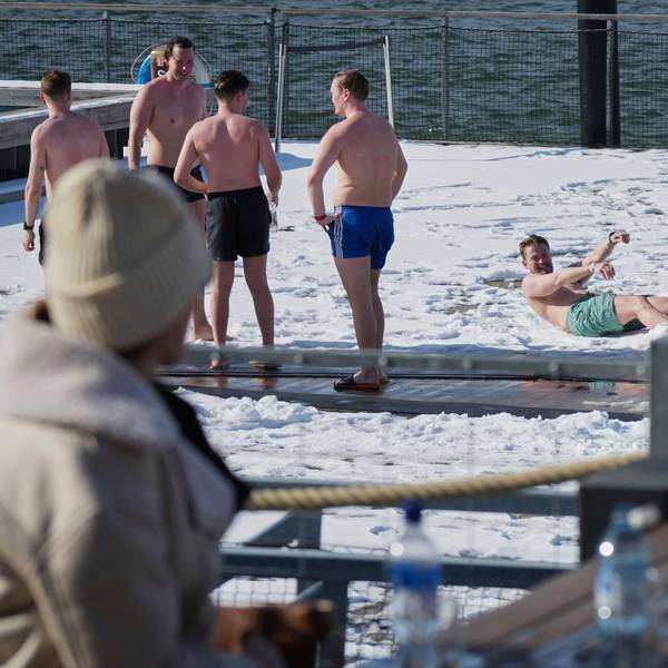 Helsinki: Menschen genießen einen sonnigen und frostigen Tag, nachdem sie in der Sauna des öffentlichen Bades in Helsinki geschwitzt haben.