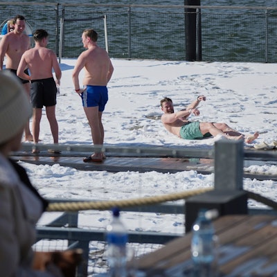 Helsinki: Menschen genießen einen sonnigen und frostigen Tag, nachdem sie in der Sauna des öffentlichen Bades in Helsinki geschwitzt haben.