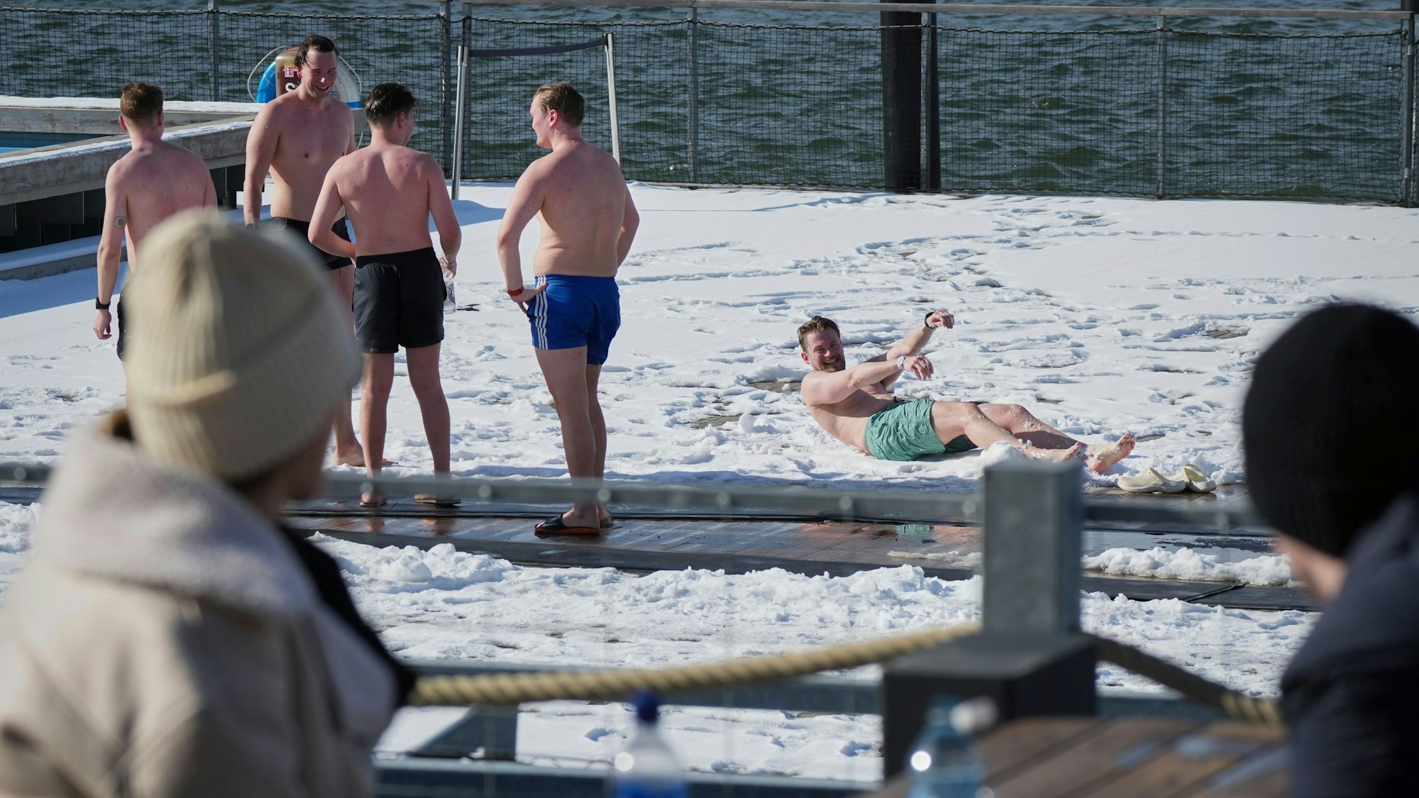Helsinki: Menschen genießen einen sonnigen und frostigen Tag, nachdem sie in der Sauna des öffentlichen Bades in Helsinki geschwitzt haben.