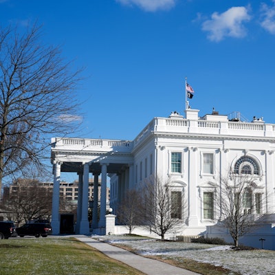 ARCHIV - 20.01.2025, USA, Washington: Die amerikanische Flagge auf dem Weißen Haus weht in Washington in voller Höhe. (zu dpa: «Nicht Musk: Weißes Haus nennt offizielle Doge-Chefin») Foto: Stephanie Scarbrough/AP/dpa +++ dpa-Bildfunk +++