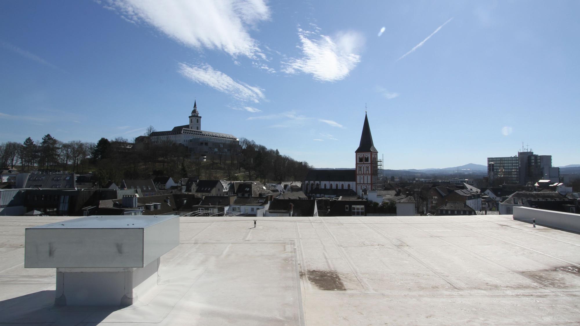 Blick von einem Dach auf eine Stadt