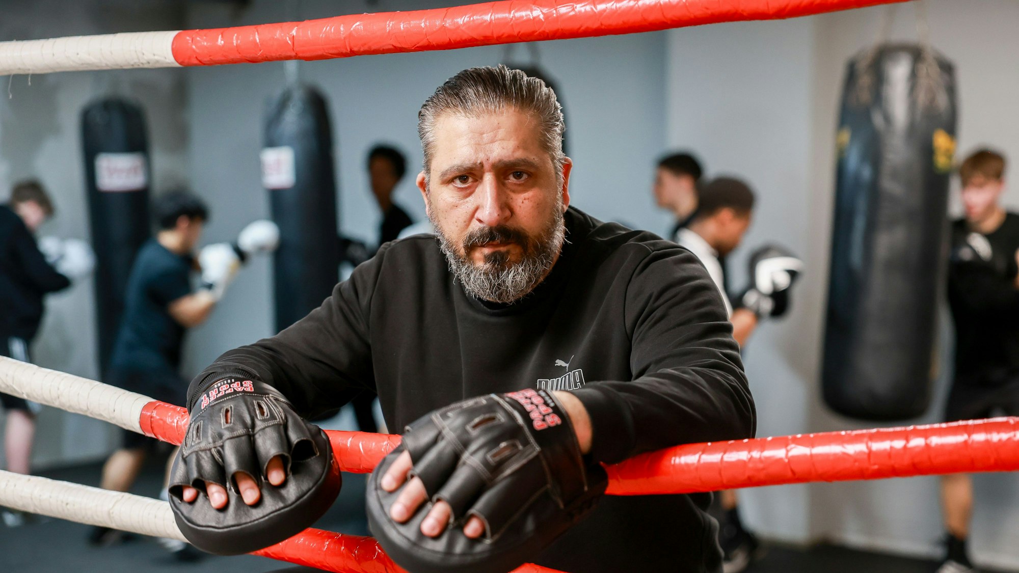 Vor 15 Jahren hat Topkaya, Ex-Profiboxer, Ex-Türsteher, seinen Boxclub eröffnet.