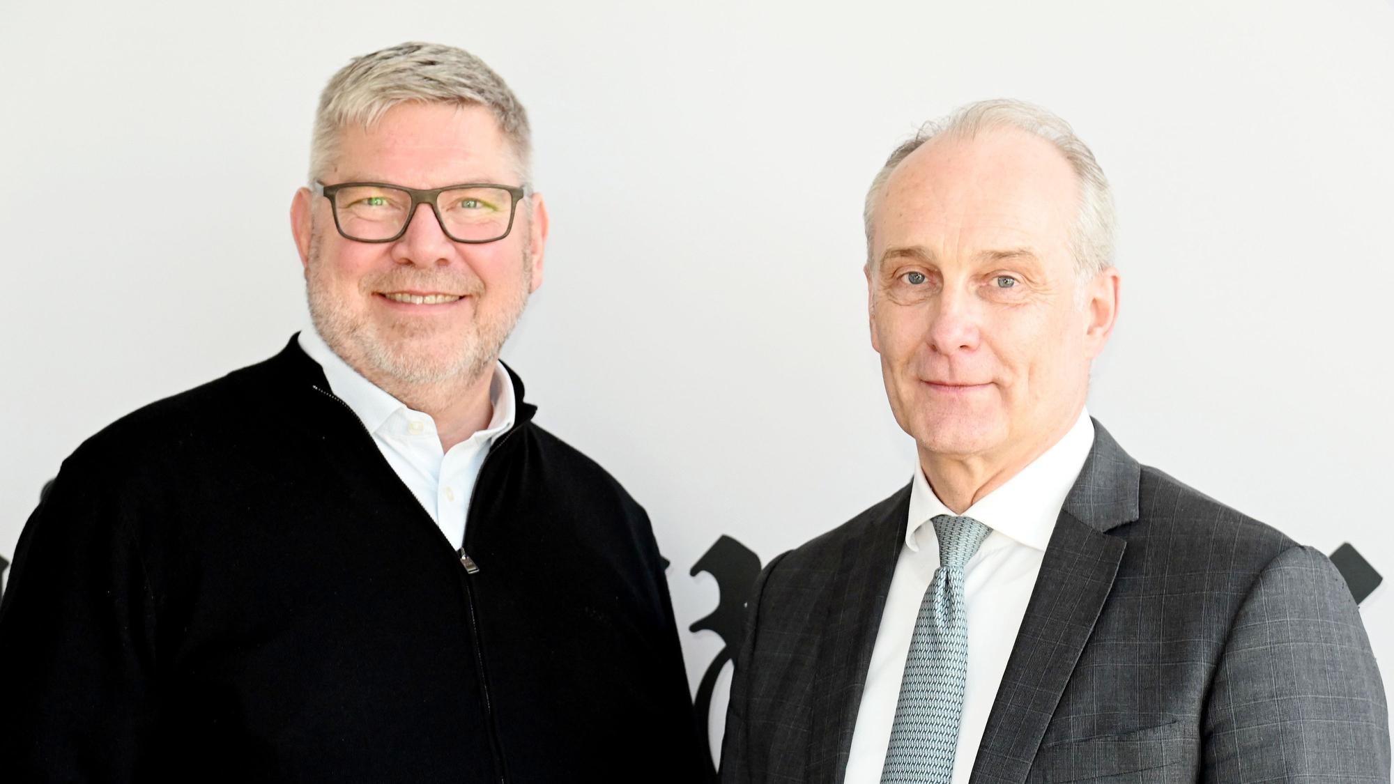 Daniel Dellmann und Professor Axel Goßmann (rechts), die Geschäftsführer der Kliniken der Stadt Köln, zu Besuch in der Redaktion des Kölner Stadt-Anzeiger.