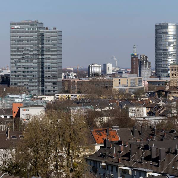 Blick auf den Stadtteil Deutz mit dem Lanxess-Hochhaus (l.) und dem LVR-Turm.
