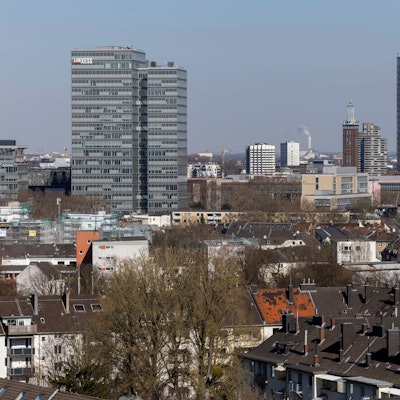 Blick auf den Stadtteil Deutz mit dem Lanxess-Hochhaus (l.) und dem LVR-Turm.