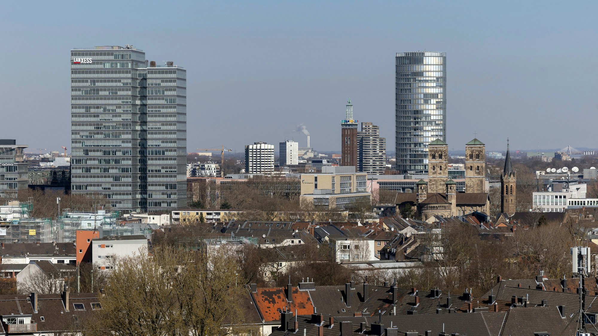 Blick auf den Stadtteil Deutz mit dem Lanxess-Hochhaus (l.) und dem LVR-Turm.