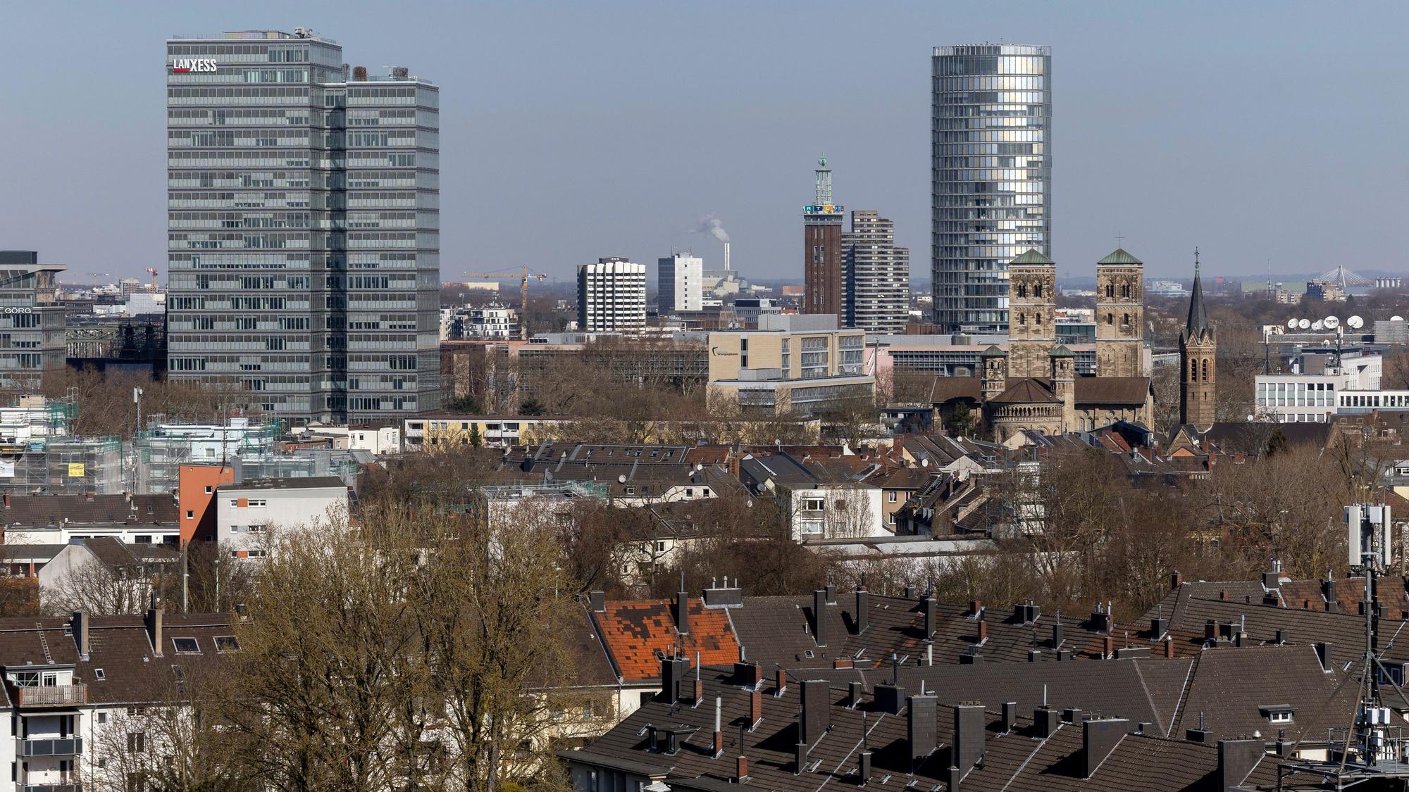 19.03.2025, Köln: Stadtansichten gesehen von der Auermühle am Deutzer Hafen.
Im Bild Blick auf den Stadtteil Deutz mit dem Lanxess-Hochhaus und dem LVR-Turm.
Foto: Michael Bause