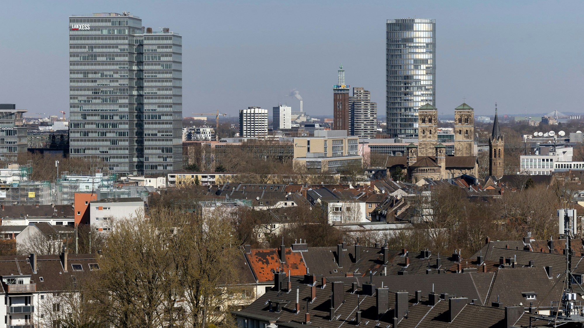 19.03.2025, Köln: Stadtansichten gesehen von der Auermühle am Deutzer Hafen.
Im Bild Blick auf den Stadtteil Deutz mit dem Lanxess-Hochhaus und dem LVR-Turm.
Foto: Michael Bause