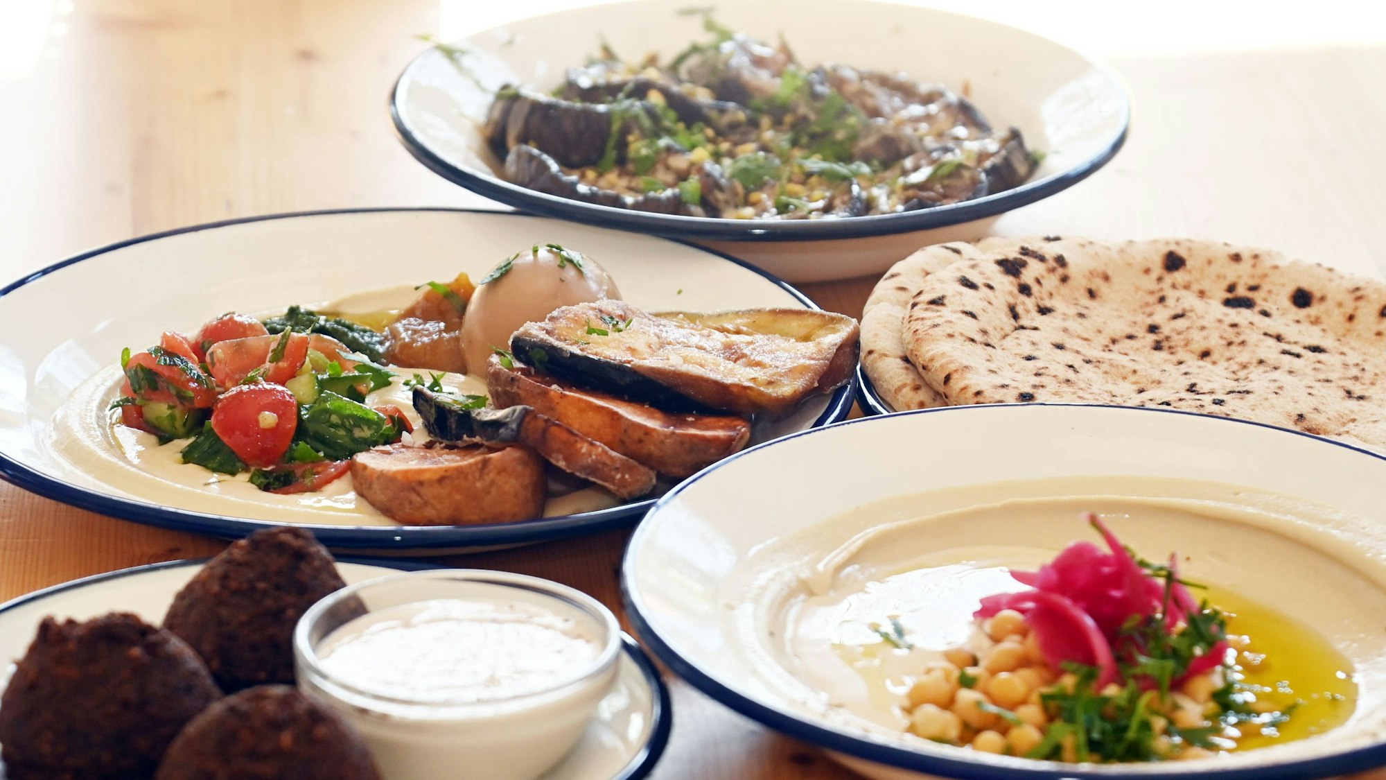 Teller mit verschiedenen Gerichten sind zu sehen.