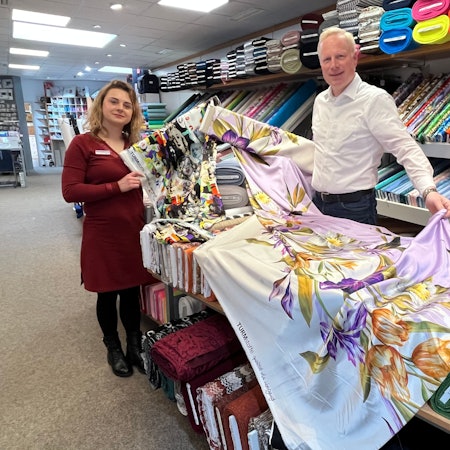 Zwei Menschen in Stoffladen