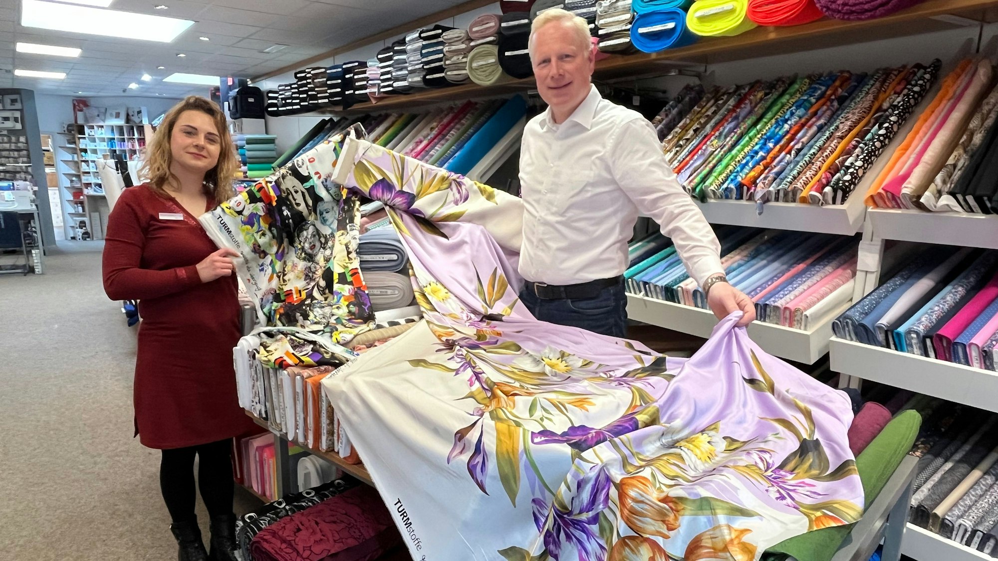 Zwei Menschen in Stoffladen