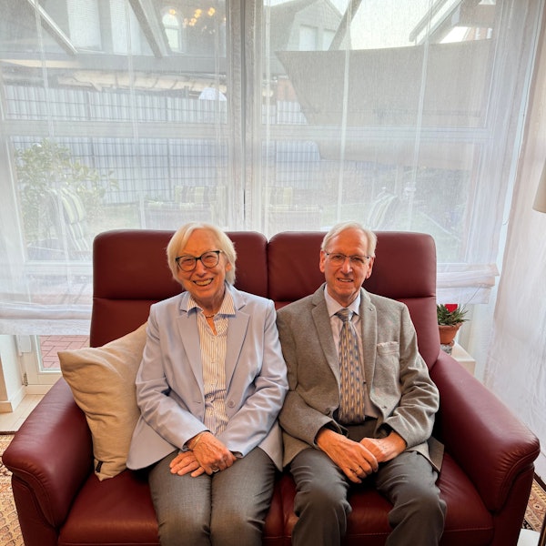 Das Foto zeigt das Ehepaar auf einem Sofa sitzend.