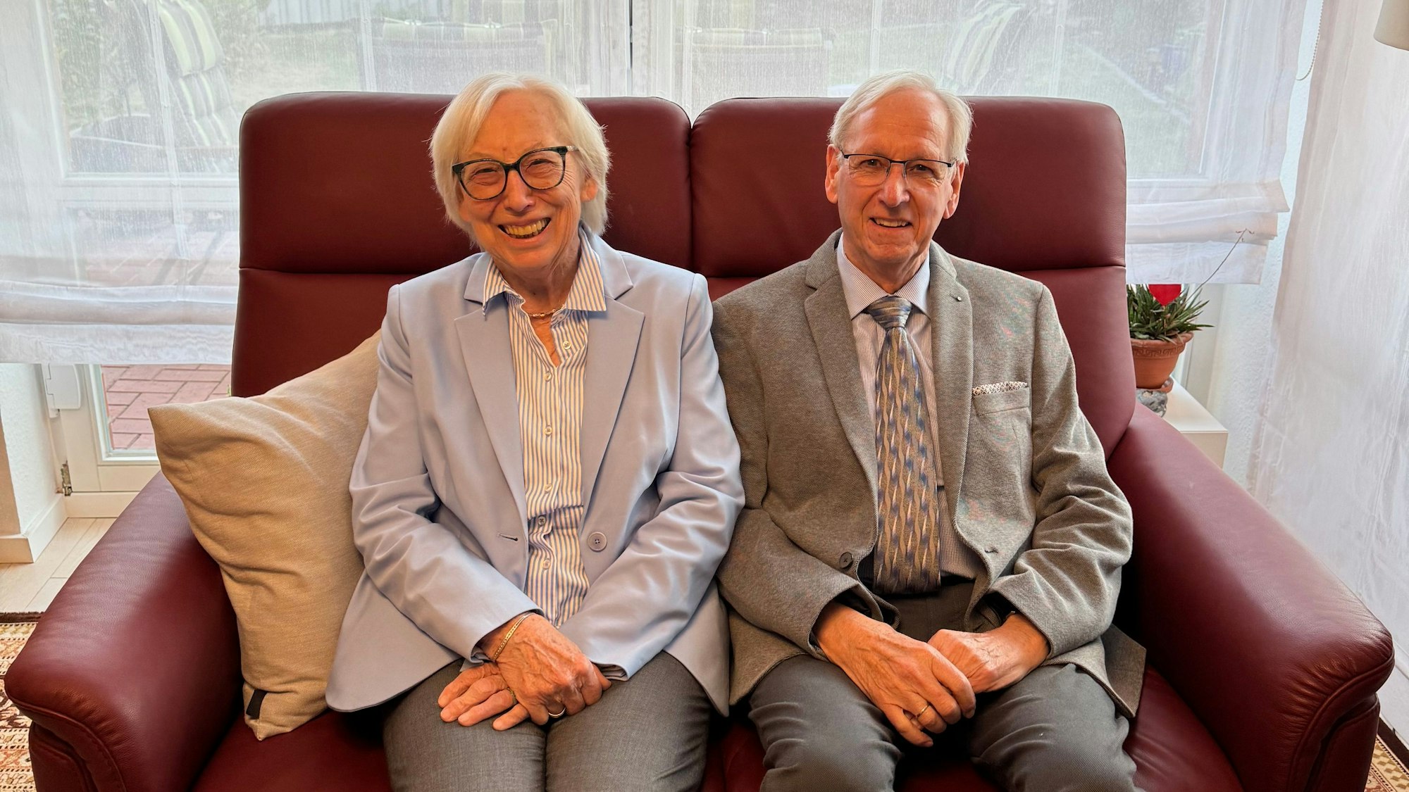Das Foto zeigt das Ehepaar auf einem Sofa sitzend.