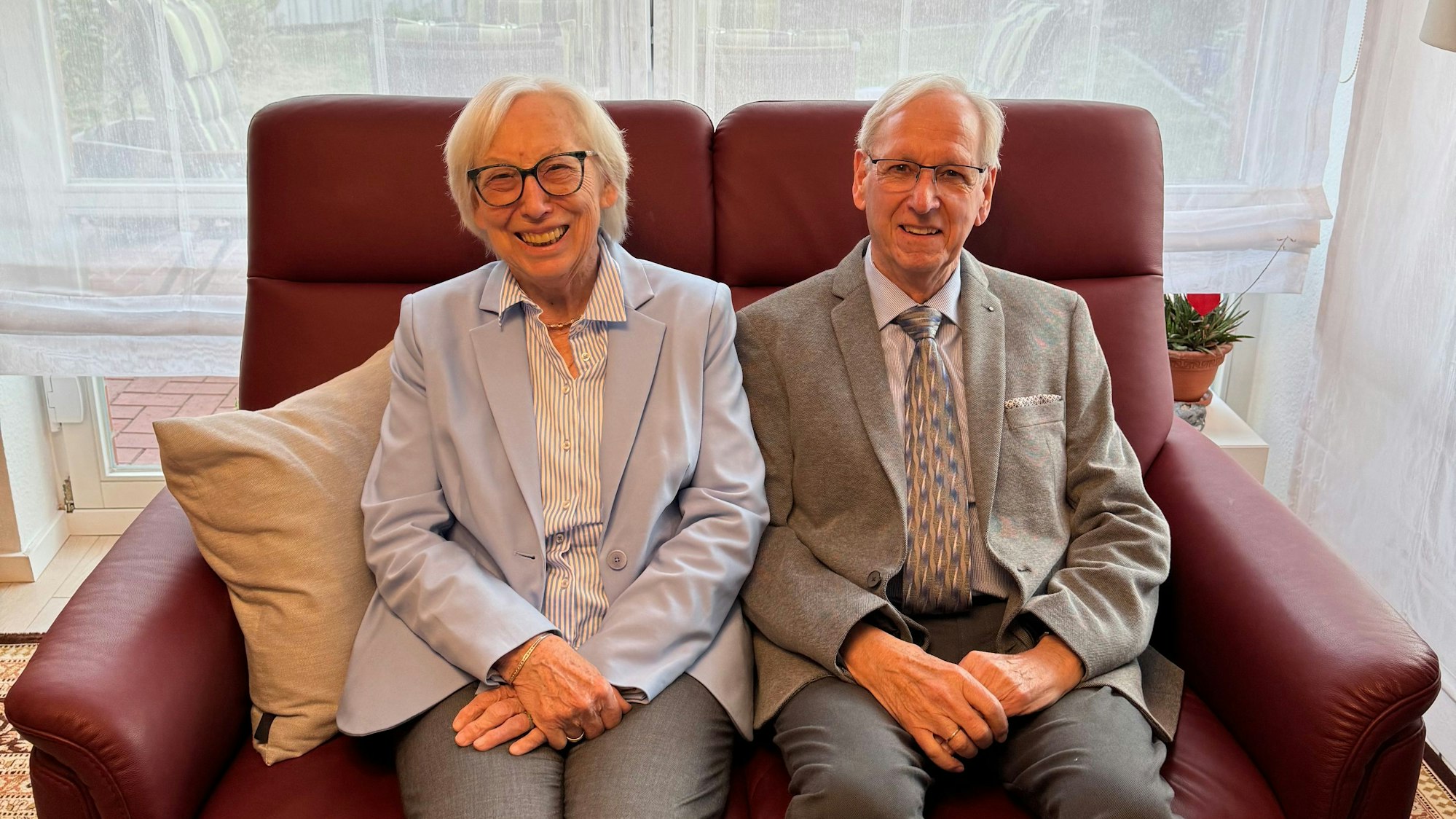 Das Foto zeigt das Ehepaar auf einem Sofa sitzend.