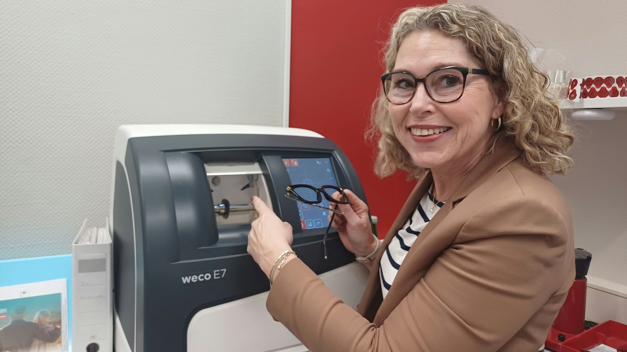 Inhaberin Dorothee Schmidt am Schleifautomaten.