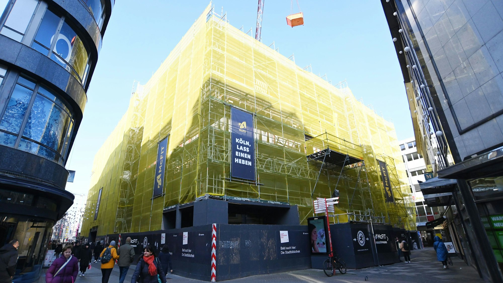 04.02.2025 Köln. Das Interim der Zentralbibliothek öffnet erstmals seine Türen - die Bücher stehen aber noch im Keller und es gibt nur einen kleinen Ausgaberaum. Foto: Alexander Schwaiger