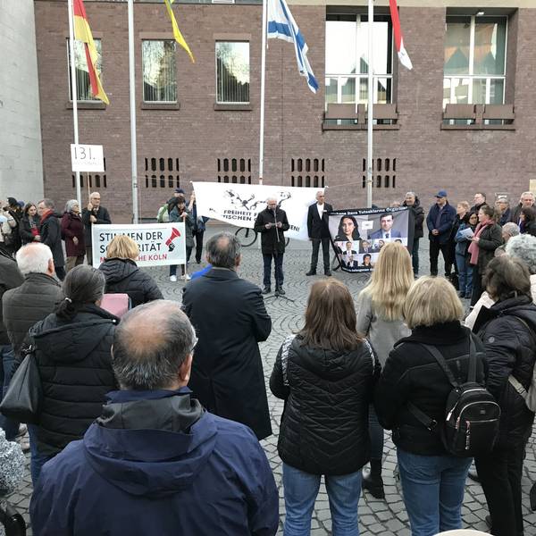 Teilnehmer einer Mahnwache demonstrieren am Mittwochabend (19. März) in Köln gegen die Verhaftung des Istanbuler Bürgermeisters Imamoğlu.