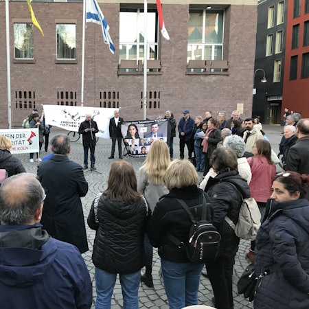 Teilnehmer einer Mahnwache demonstrieren am Mittwochabend (19. März) in Köln gegen die Verhaftung des Istanbuler Bürgermeisters Imamoğlu.